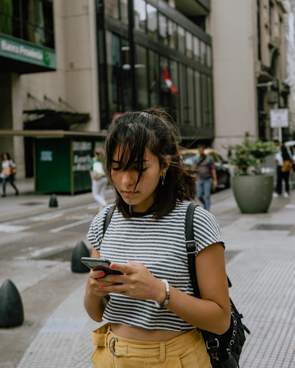 Person unterwegs am Smartphone
