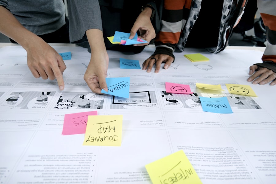 Arbeitsplatte mit Notizzetteln während eines Workshops