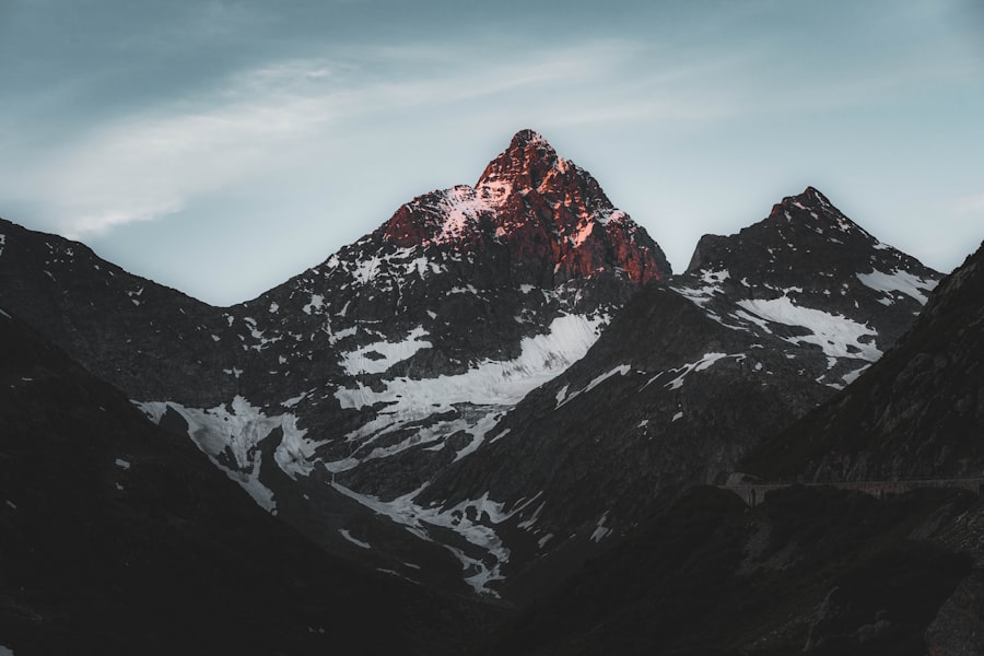 Berggipfel im letzten Abendlicht