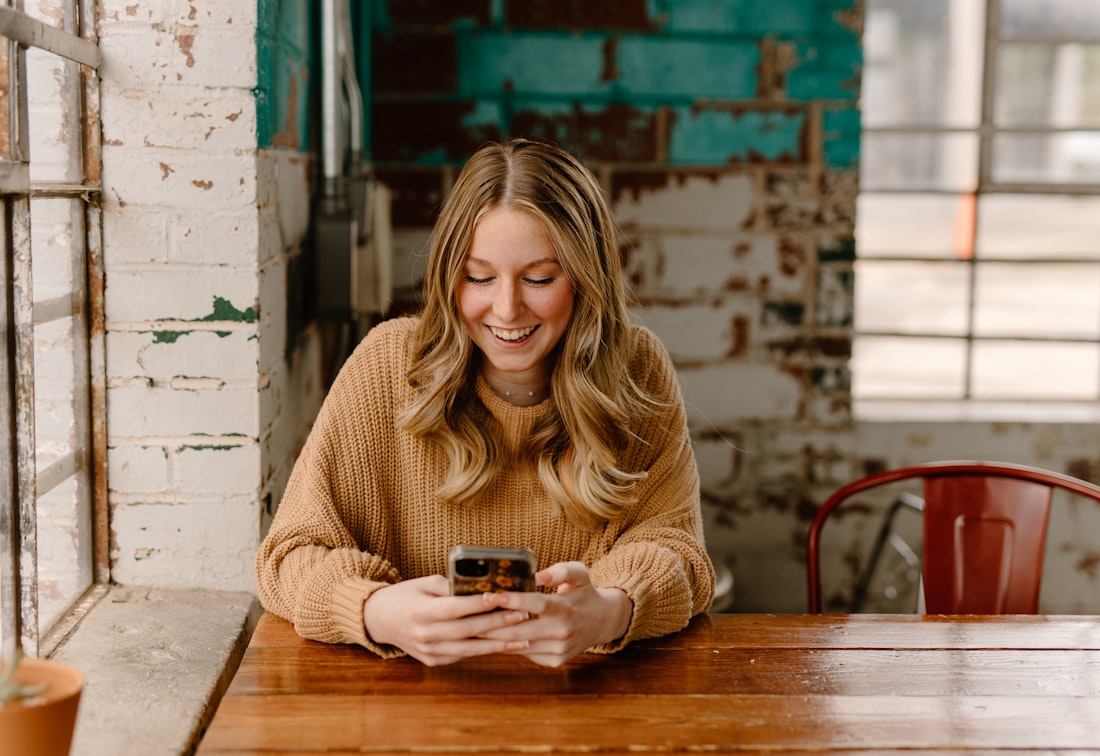 Frau bedient eine App auf dem Smartphone